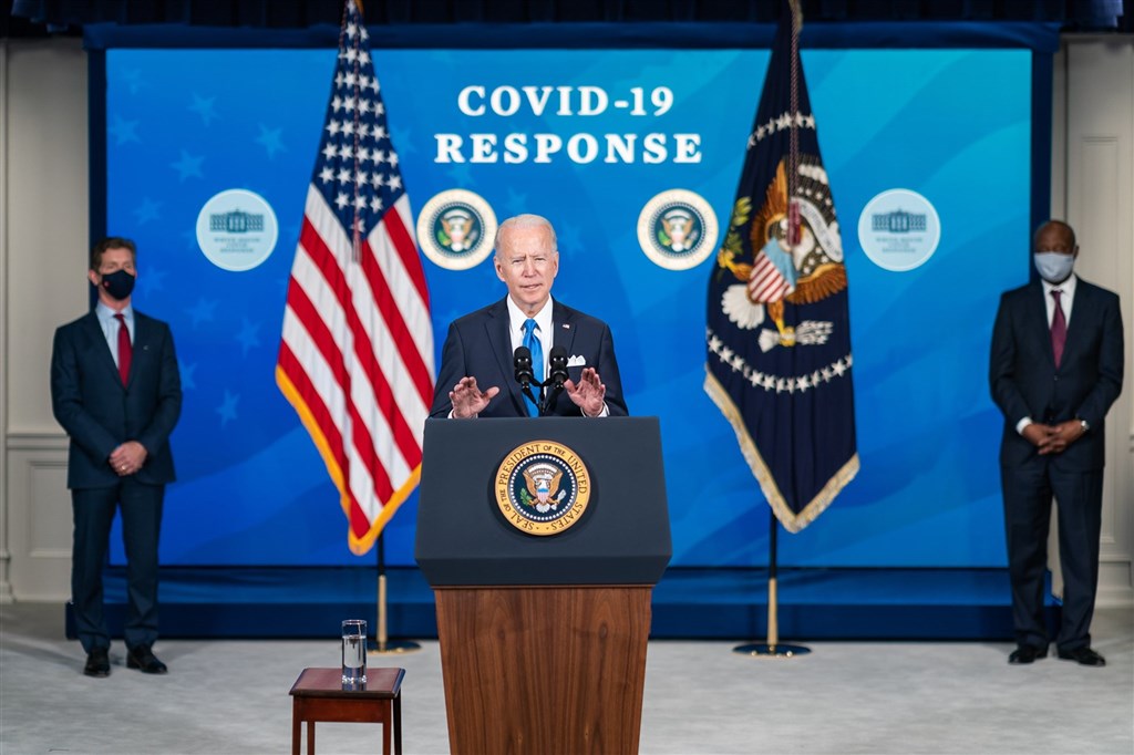 美國總統拜登（中）9日表示，將要求所有聯邦政府員工接種COVID-19疫苗。