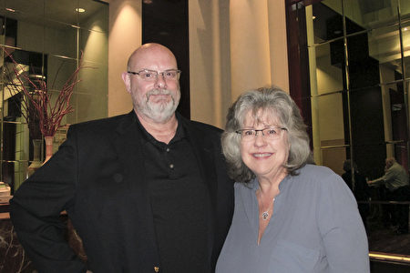 2021年9月18日下午，Catherine Harris女士和丈夫Scott Harris在休斯頓沃瑟姆劇院一同觀看了神韻演出。（麥蕾／大紀元）
