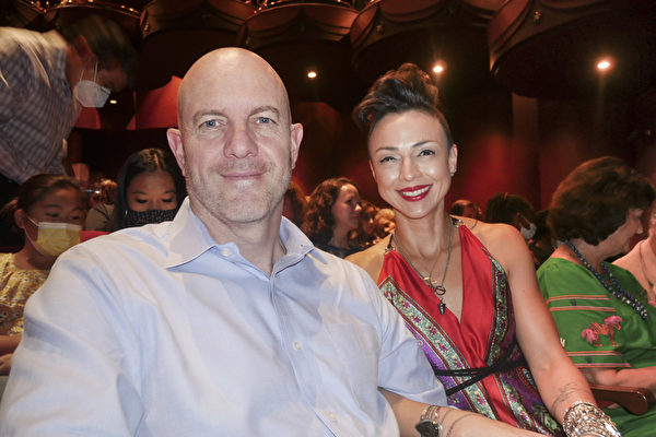 2021年9月18日，石油天然氣公司副總裁Mark McKenna（左）攜朋友Eileen Baca觀看了神韻紐約藝術團在休斯頓沃瑟姆劇院（Houston Wortham Center Brown Theater）的演出。（李辰／大紀元）