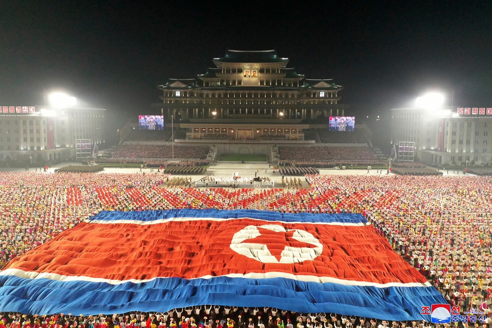 朝鮮 2021 年 9 月 9 日星期四早些時候在朝鮮平壤金日成廣場慶祝建國 73 週年時展示了一面巨大的朝鮮國旗。