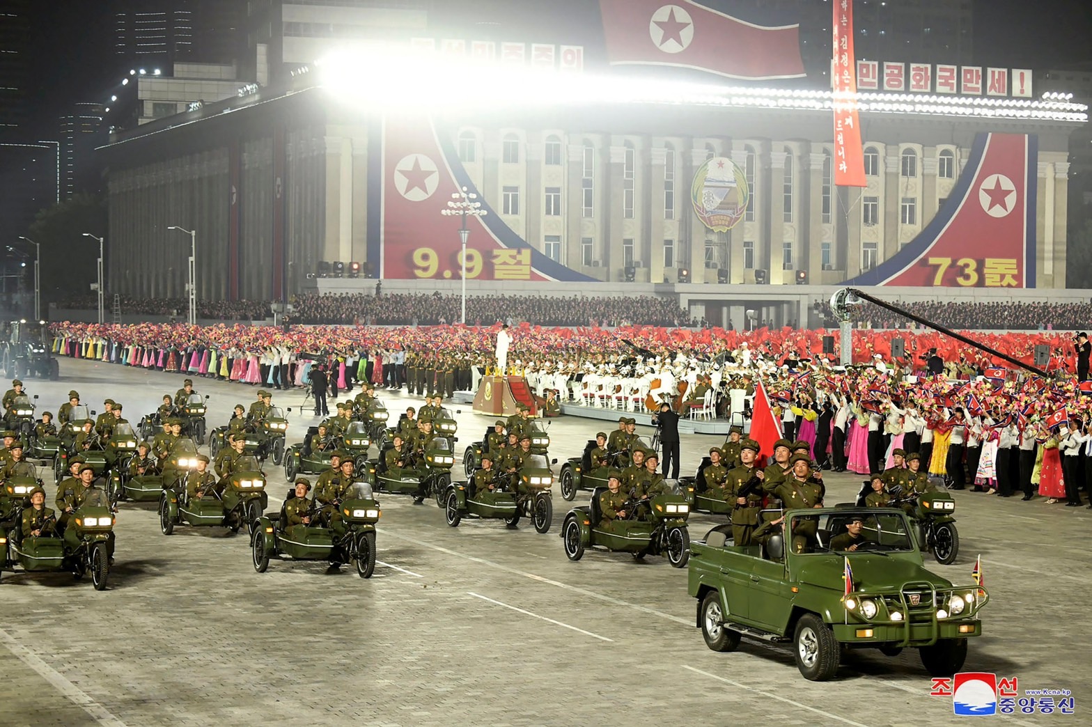 朝鮮士兵在朝鮮 9 月 9 日星期四早些時候在朝鮮平壤金日成廣場舉行的朝鮮 73 週年慶祝活動中遊行。 ,