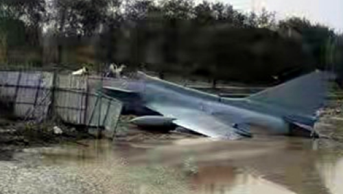 一架歼-10S双座型战机在河南贾鲁河畔坠毁