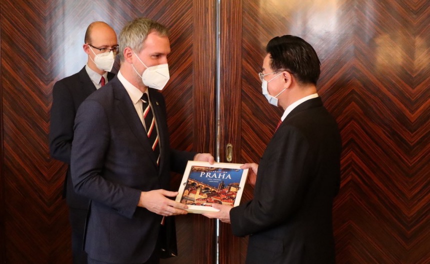 布拉格市長賀瑞普（左）27日贈送布拉格旅遊照片集給來訪的中華民國外交部長吳釗燮。