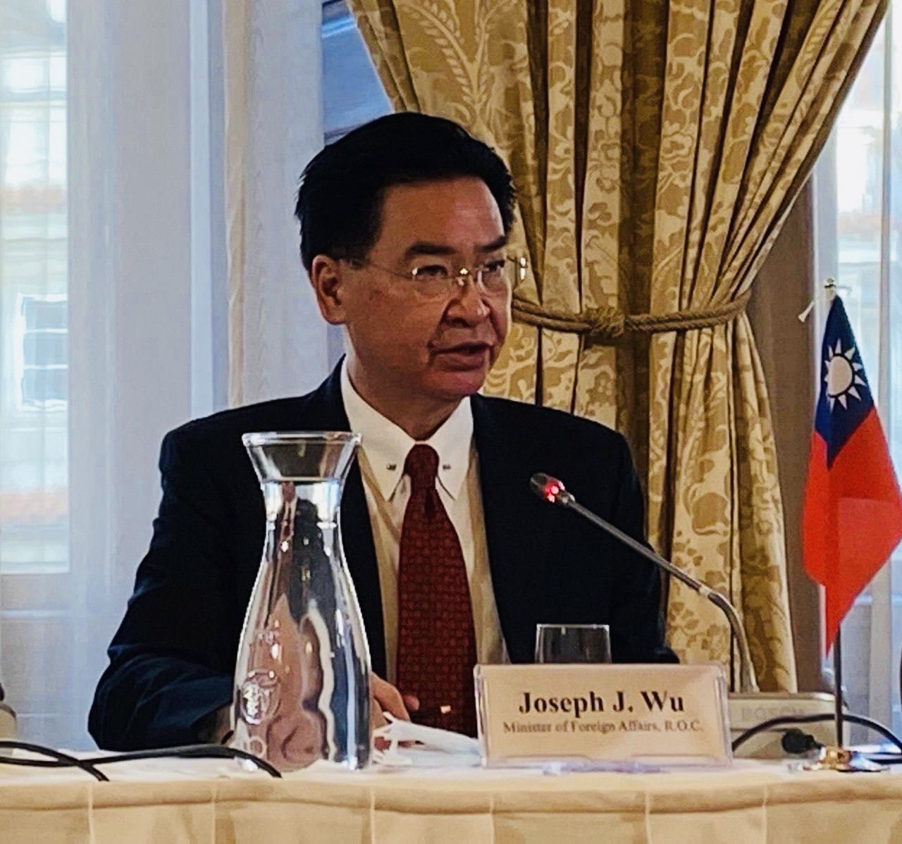 中華民國外交部長吳釗燮10月27日應邀請在捷克國家科學院與智庫「解析中國」合辦的研討會上發表公開演講。