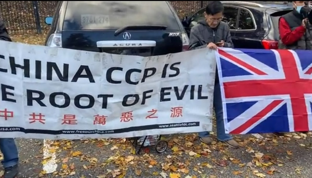 纽约民运人士在英国领事馆前表达诉求（白节敏提供）
