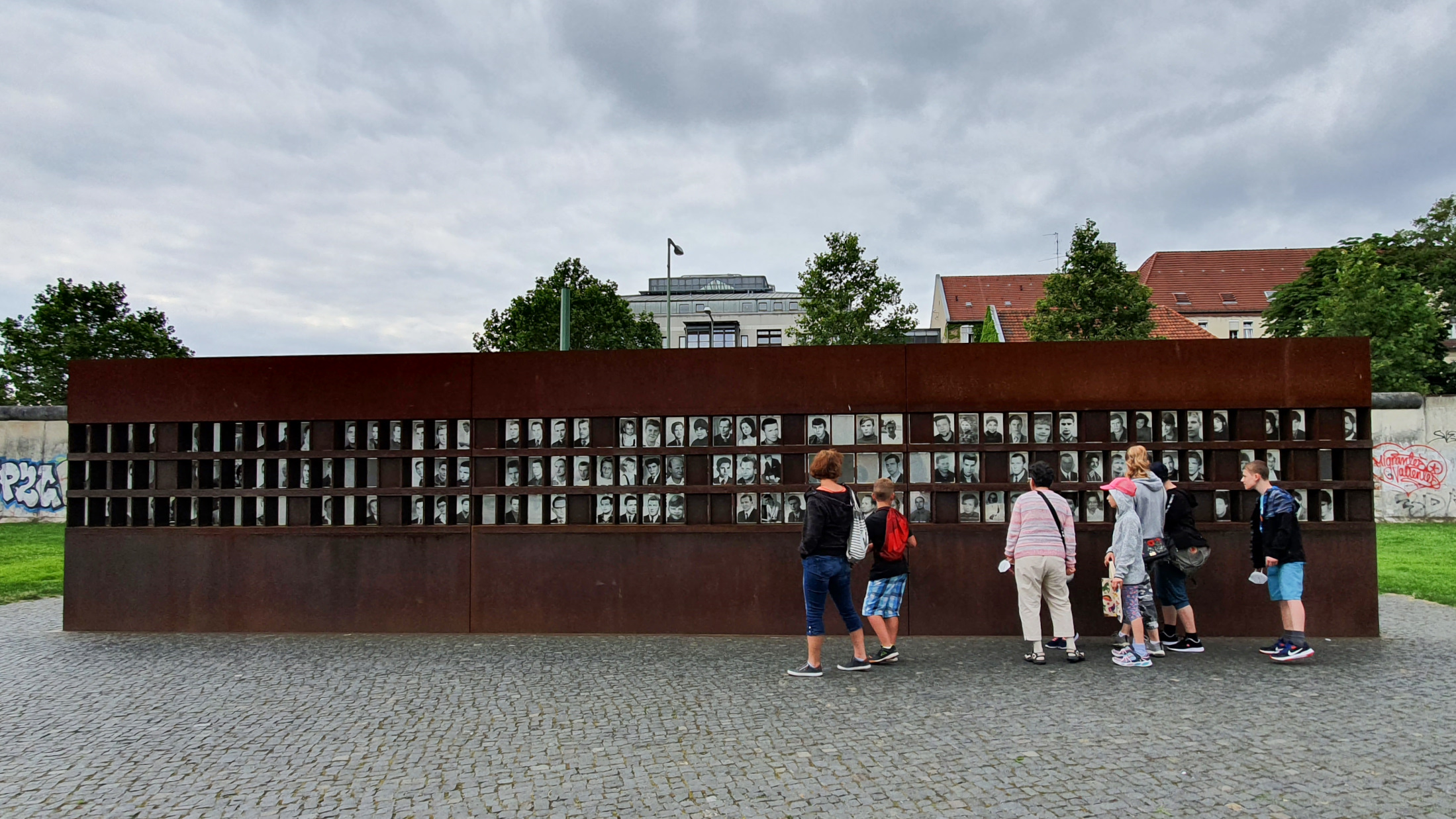 柏林牆紀念碑西側的紀念窗（Fenster des Gedenkens）。（李靜蘭/SOH）