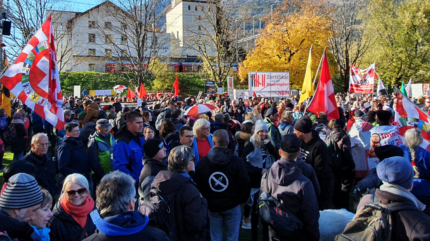 2021年11月6日，瑞士库尔Chur举行反对新冠防疫法游行集会，图为集会现场。（李静兰/SOH）
