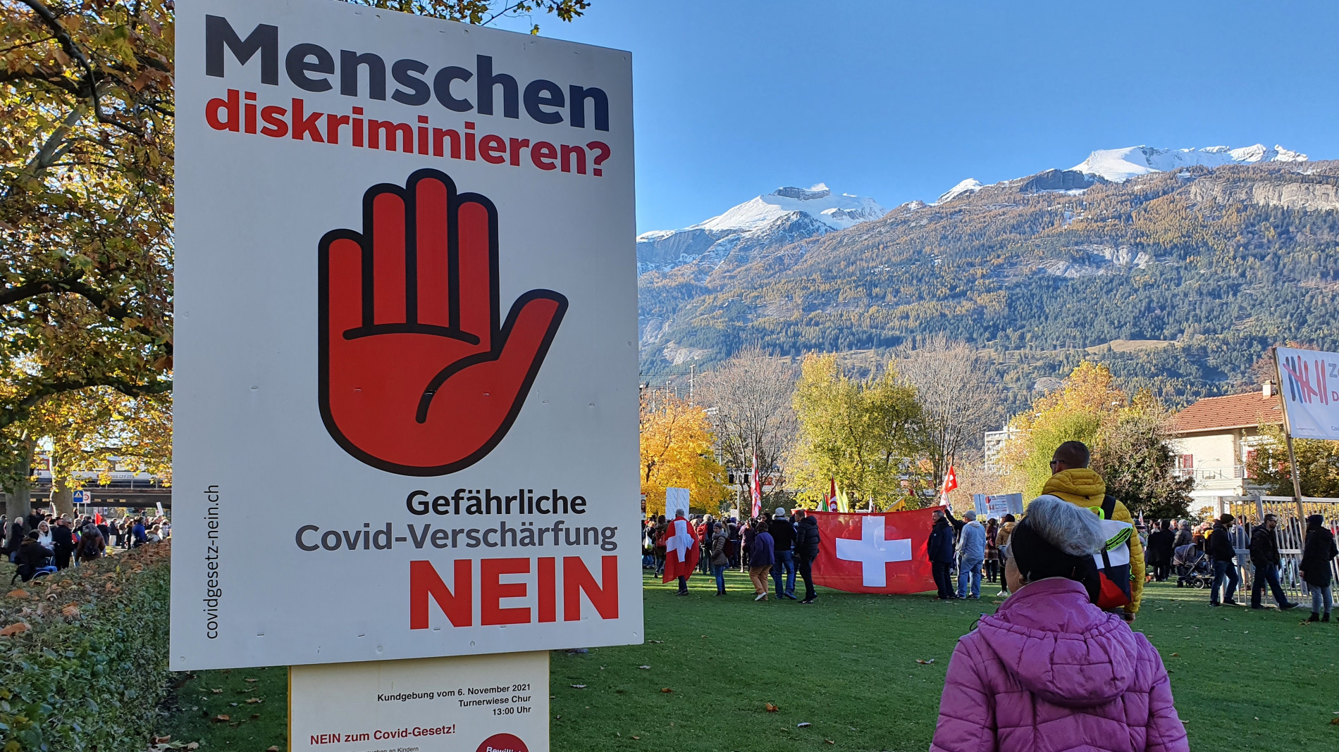 2021年11月6日，瑞士庫爾舉行反對新冠防疫法遊行集會，圖為集會現場標語：反對人群歧視，對危險的新冠疫苗政策收緊說“不”。（李靜蘭/SOH）