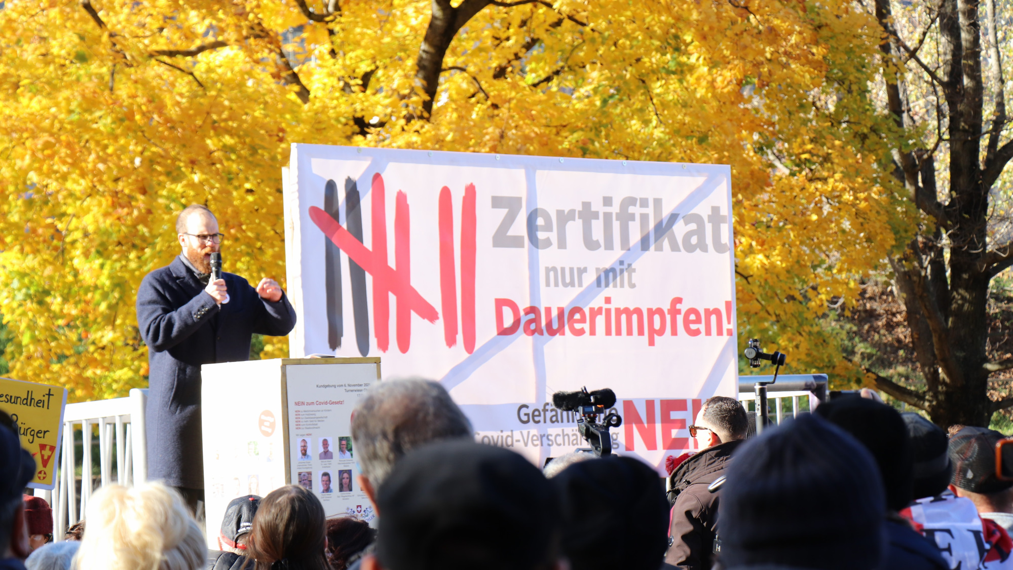 2021年11月6日，瑞士庫爾舉行反對新冠防疫法遊行集會，圖為集會現場，組織者Johannes Gujan先生在演講。（李靜蘭/SOH）