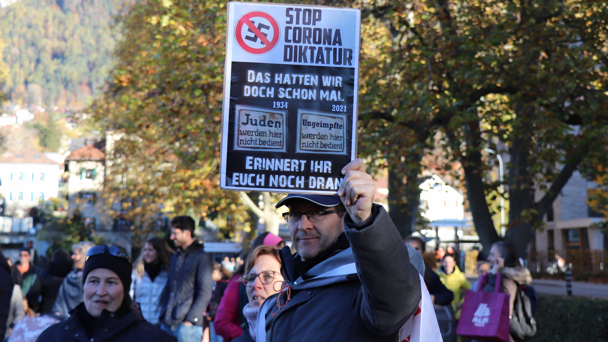 2021年11月6日，瑞士庫爾Chur舉行反對新冠防疫法遊行集會，圖為集會現場，市民手持標語。（李靜蘭/SOH）