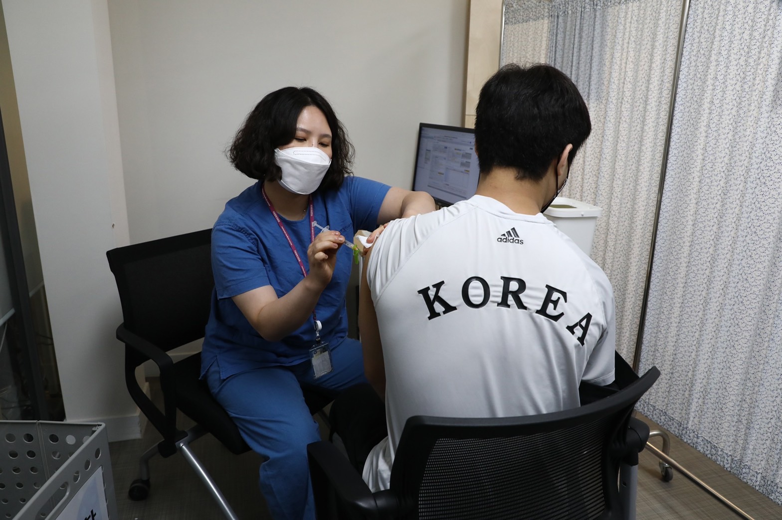 韓國中央防疫對策本部今天（18日）表示，目前疫苗第1劑接種率81.92%、第2劑78.37%。
