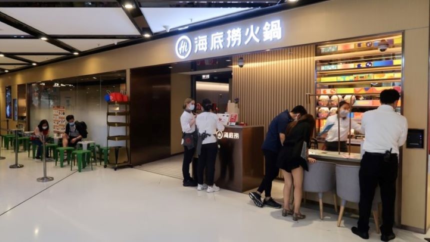 “火锅界一哥”风光不再 “海底捞”年底前要关300家 市值跌破千亿 | 海底捞 | 火锅界一哥 | 张勇 | 关店 | 股价 | 走跌 | 希望之声