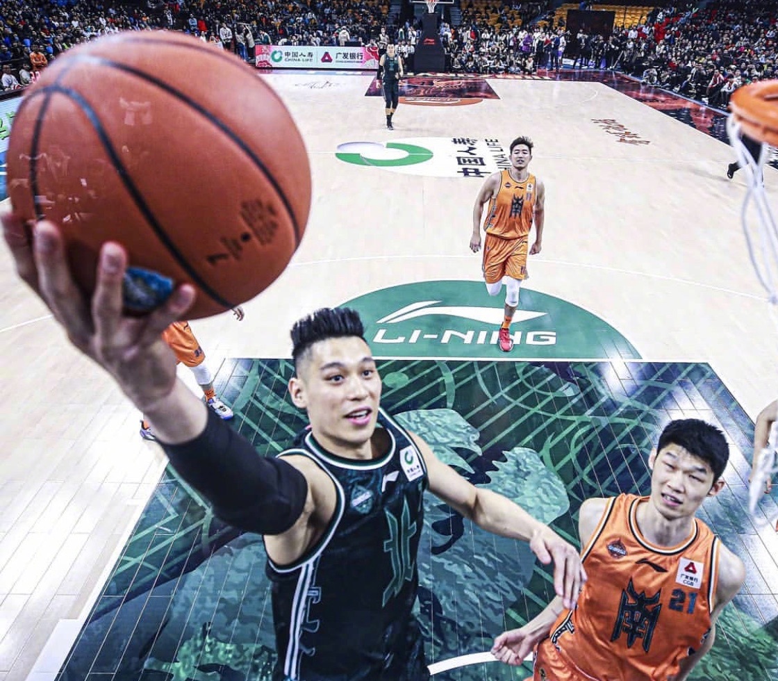 美籍台裔蓝球明星林书豪（左）日前返回中国职篮，在北京首钢效加，还称「回中国打球就像回家」，挨批向人民币低头。   