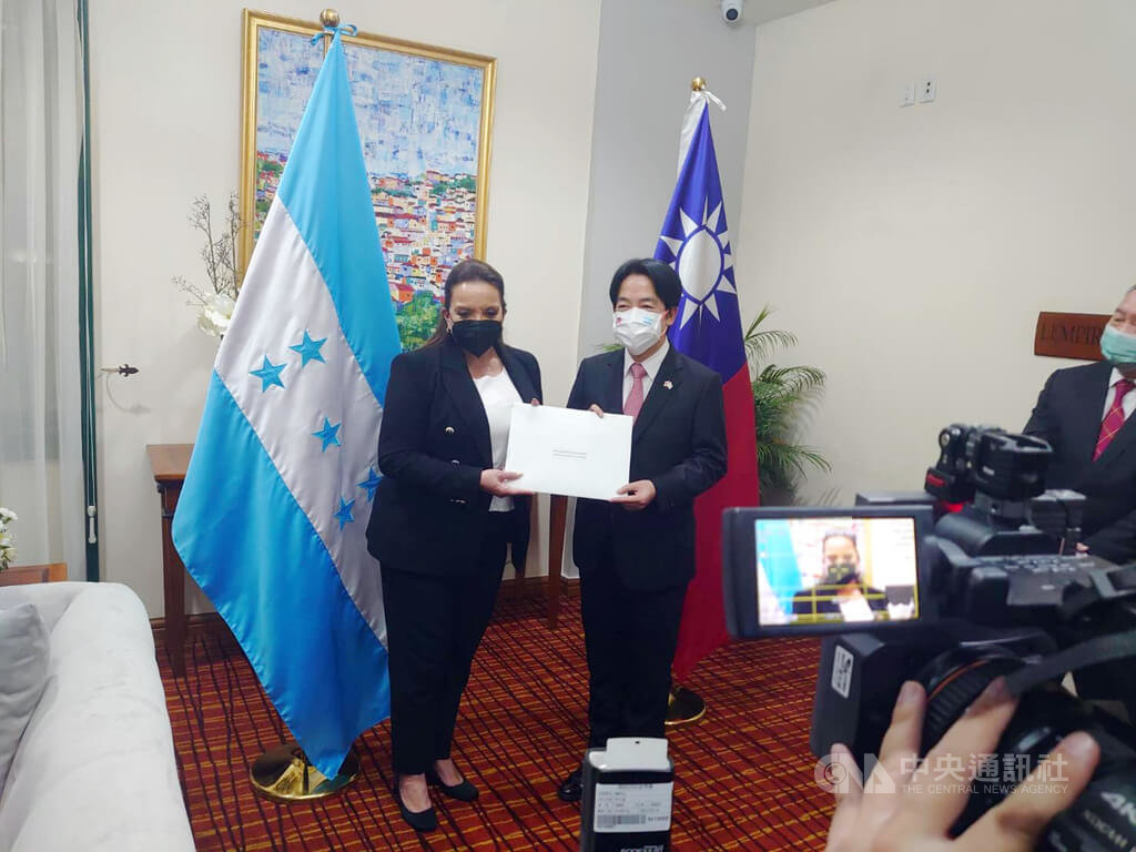 副總統賴清德（左2）赴宏都拉斯參與新任總統秀瑪菈．卡蕬楚（左1）就職典禮。賴副總統26日與卡蕬楚會面，希望兩國能加強合作，持續進步造福人民。