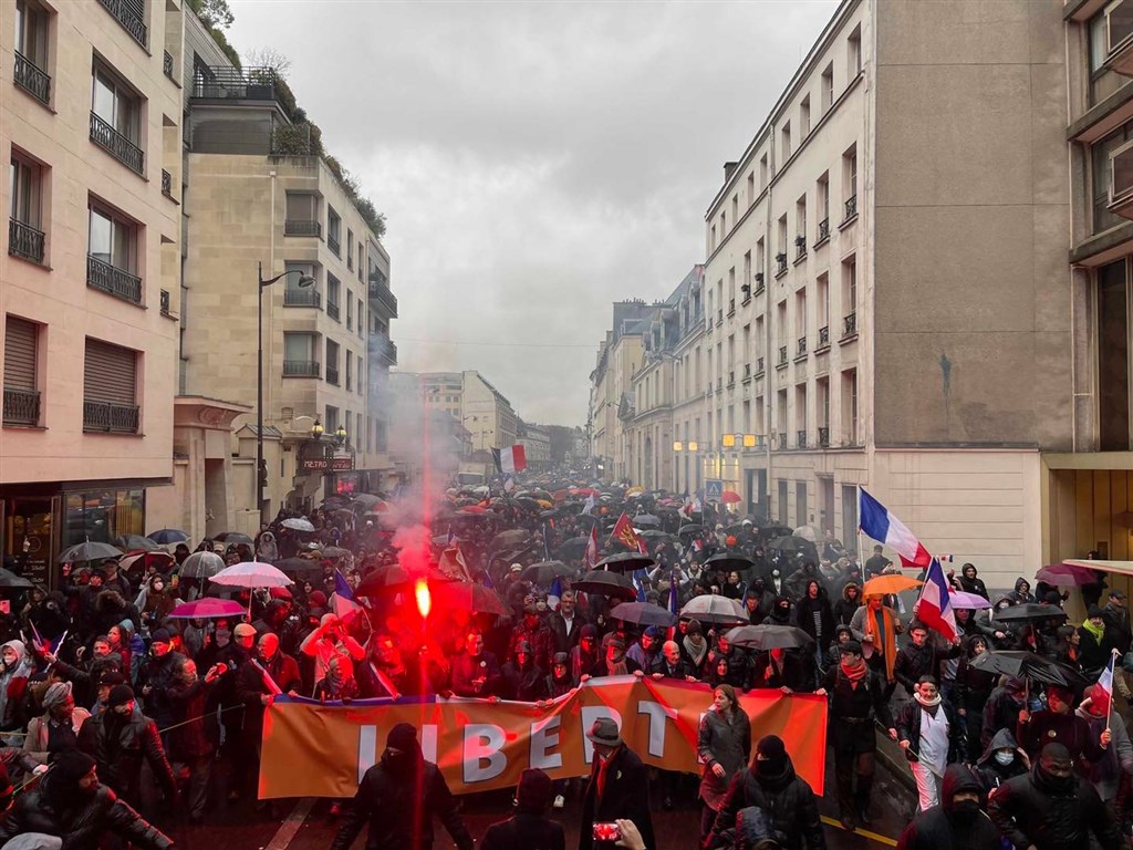 2022年法國首場反抗疫措施遊行8日在全國街頭上演，反對者聲勢浩大，動員逾10萬人。