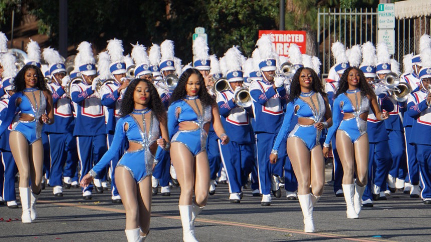 美國新年盛會之一，加州的玫瑰花車遊行（Rose Parade）經過去年因為疫情停辦，2022年恢復舉行，圖為來自全美各地的樂儀旗隊。