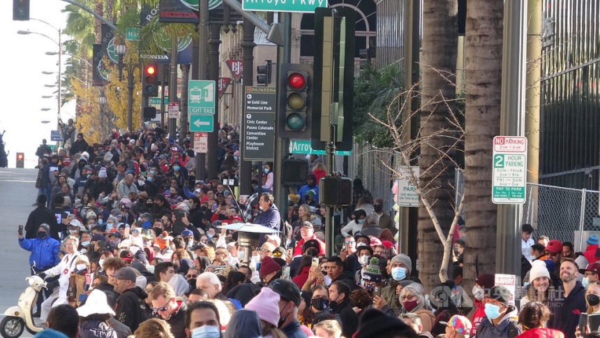 暌違2年，美國新年盛事玫瑰花車遊行（Rose Parade）恢復舉行，洛杉磯近郊的巴沙迪納（Pasadena）湧進數萬遊客。