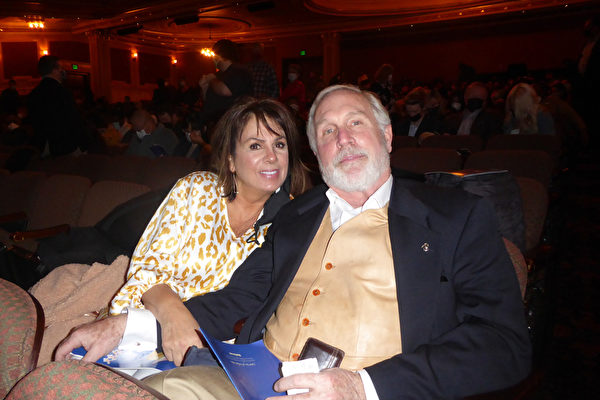 福克斯研究學會主席Richard Fox與太太1月9日下午一起觀看了神韻新紀元藝術團在馬里蘭州巴爾的摩Hippodrome劇院的演出。（圖片來源：良克霖／大紀元）