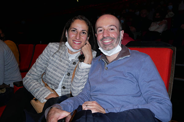 2022年1月14日晚，Guillaume Lévy先生和太太Céline Lévy於巴黎國際會議中心（Palais des Congrès de Paris）觀看了新年度的首場神韻演出。（張妮／大紀元）