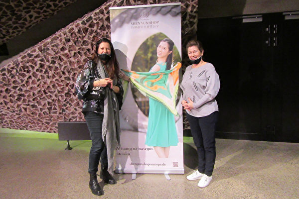 網絡開發項目經理Sylwia Rathod和媽媽一起於2022年1月21日晚觀看了神韻環球藝術團在托倫CKK喬丹基音樂廳的演出。（王亦笑／大紀元）