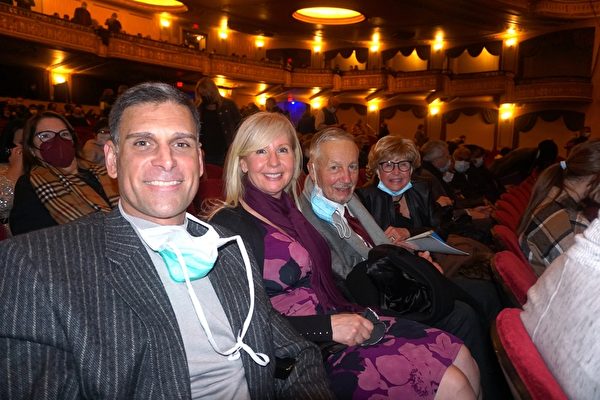 2022年1月25日晚，神經外科醫生Keith Lodhia（左）和家人觀看了神韻巡新紀元藝術團在奧馬哈奧芬劇院（Orpheum Theater）的首場演出。（文燁／大紀元）