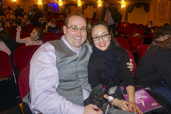 2022年1月26日晚，美國一家區塊鏈金融科技公司首席營運官William Lince偕太太Julie Lince，聯袂觀賞神韻新紀元藝術團在奧馬哈奧芬劇院（Orpheum Theater）的第二場演出。（文燁／大紀元）