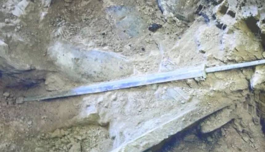 一件被压了2000多年的青铜剑