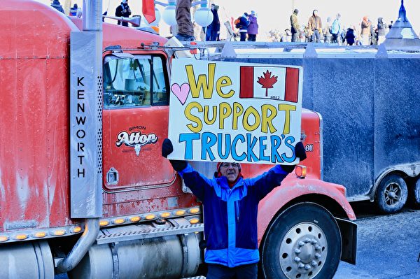 由數千輛卡車組成的2022年“自由車隊”（freedom convoy）1月29日（週六）抵達渥太華國會山，來自全國各地的加拿大民眾趕來支持，抵制特魯多政府的聯邦疫苗強制令。（圖片來源：感謝任僑生／大紀元）