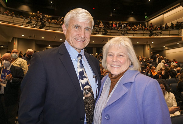 2022年2月1日晚，《財富》500強公司副總裁Joe Davis偕妻子Lorenia Davis觀看了神韻國際藝術團在約翰遜城馬丁藝術中心（ETSU Martin Center for the Arts）的首場演出。（文燁／大紀元）