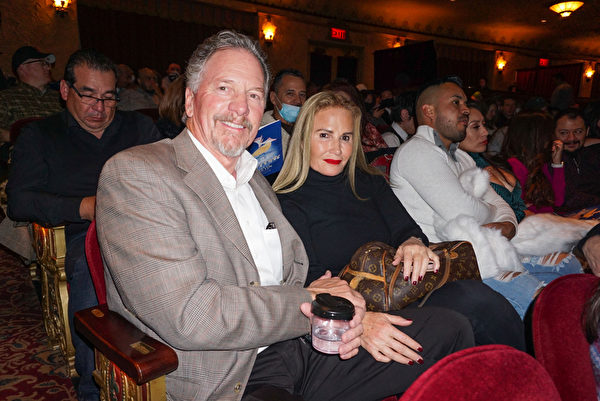 2022年2月5日晚，在美國德州艾爾帕索廣場劇院，企業家Brett Preston與太太Tatiana一同觀看了神韻北美藝術團的精采演出。（林南宇／大紀元）