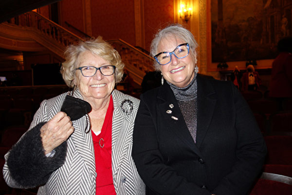 Barbara Knapic（右）曾被評為俄亥俄州十大女律師和俄亥俄州頂級律師。（林樸／大紀元）