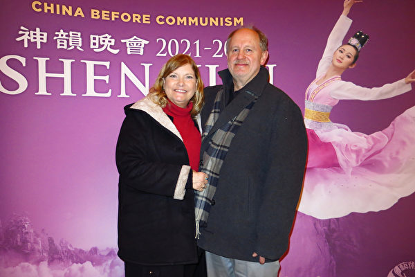 2022年2月6日下午，楊斯唐州立大學兼職教授Kathy Cody和從事工程服務的先生Brian Hurst在等待兩年後，終於親睹神韻風采。（陸查理／大紀元）