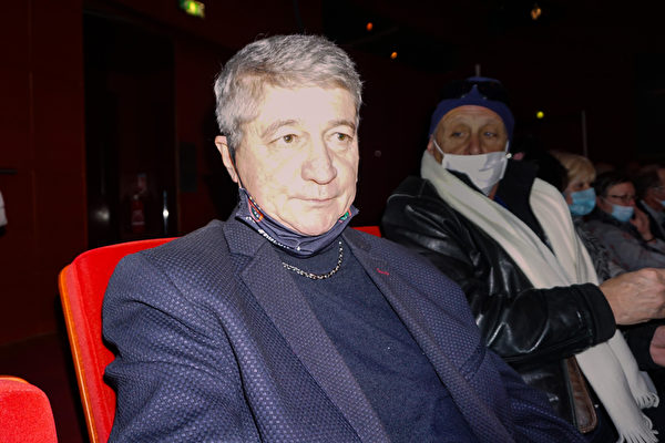 2022年2月7日下午，法國海軍上將Gilles Peyronnet在普羅旺斯大劇院觀看神韻環球藝術團在當地的第二場演出。（德龍／大紀元）