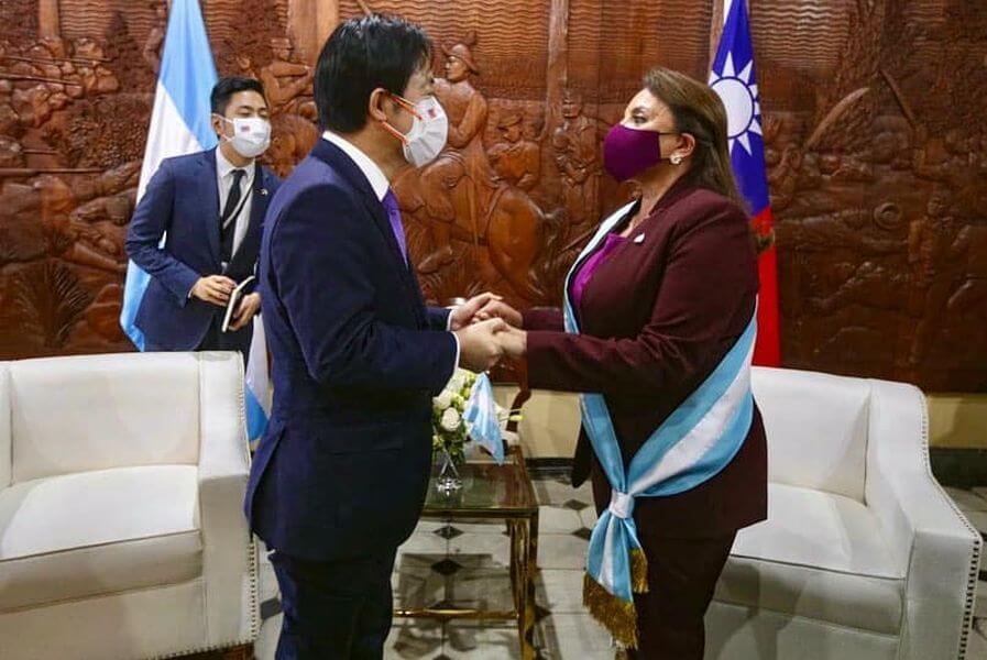 宏都拉斯新任總統卡蕬楚政府3日表示，將與台灣維持邦交。圖為1月底副總統賴清德（前左）與卡蕬楚（右）會面。