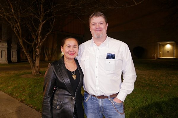 Chris Thornton先生和太太Kitty Thornton觀看了神韻北美藝術團2022年2月8在傑克森塔利亞馬拉館（Thalia Mara Hall）的精采演出。（李辰／大紀元）