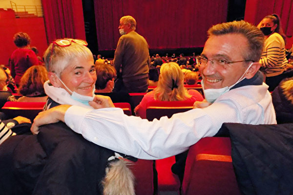 2022年2月8日，銀行高管Gonnard和太太一起觀看了神韻環球藝術團在普羅旺斯大劇院的演出。（麗莎／大紀元）