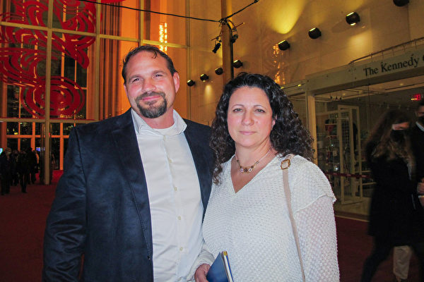 2022年2月15日下午，Marcus Mainz和妻子Christina Mainz一同觀看了神韻紐約藝術團今年在華盛頓DC肯尼迪藝術中心歌劇院（The Kennedy Center Opera House）的首場演出。（麥蕾／大紀元）