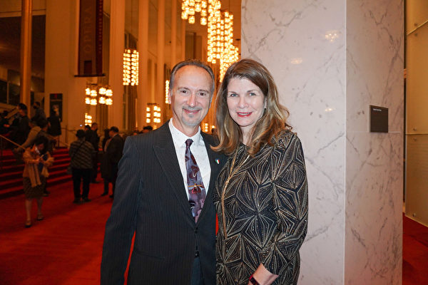 2022年2月15日晚，在美國華盛頓DC肯尼迪藝術中心歌劇院，著名軍事畫家Keith Rocco與太太Libby Rocco觀看了神韻紐約藝術團的精采演出。（林南宇／大紀元）