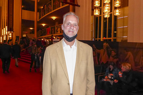 2022年2月18日，公司首席執行官David Dzergoski觀看神韻紐約藝術團在肯尼迪藝術中心歌劇院的演出後表示，神韻是一個美麗的表達。（良克霖／大紀元）