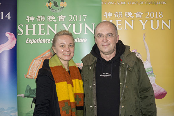 俄國心理學家Olga Kawa女士和丈夫Iurii Vagin一起觀看了神韻環球藝術團2月20日下午在法國南特市議廳（Cité des Congrès de Nantes）的演出。（德龍／大紀元）