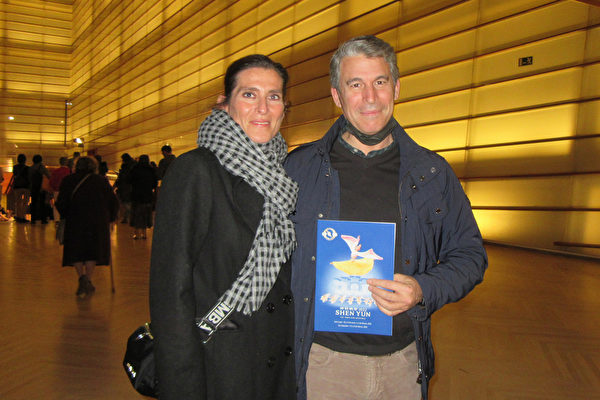 2022年2月22日晚，擔任企業CEO的Miguel Ángel先生和記者Marian Jiménez女士一起觀看了神韻環球藝術團在西班牙聖塞瓦斯蒂安庫爾素禮堂劇院 （Auditorio Kursaal）的演出。（王亦笑／大紀元）