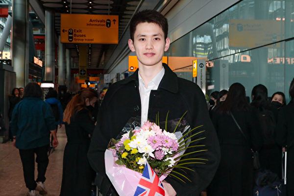 Pe 24 februarie, trupa de artă mondială americană Shen Yun a venit în Marea Britanie.  Fotografia îl arată pe dansatorul principal Shawn Ren fiind intervievat.  (Simon Gross/Epoch Times)