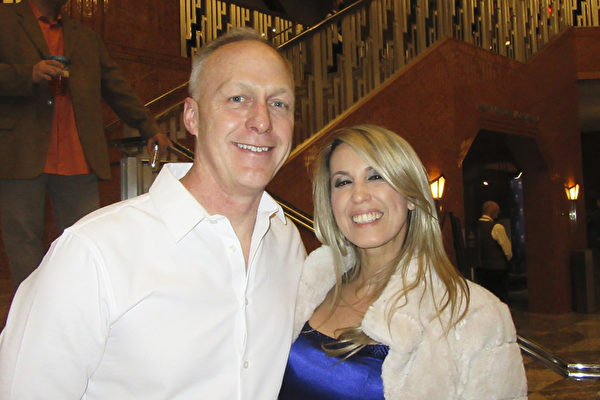 2022年2月25日晚，地產投資商Doug Turdy與女友Maria Bender觀看了神韻紐約藝術團在拉斯維加斯史密斯表演藝術中心的首場演出，二人對神韻讚歎不已。（李清怡／大紀元）