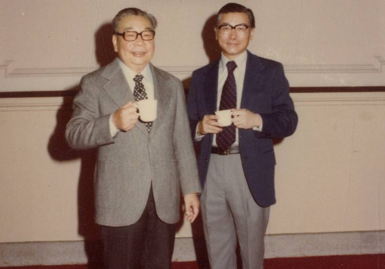 蔣經國總統（左）與張祖詒（右）攝於行政院一樓大禮堂。
