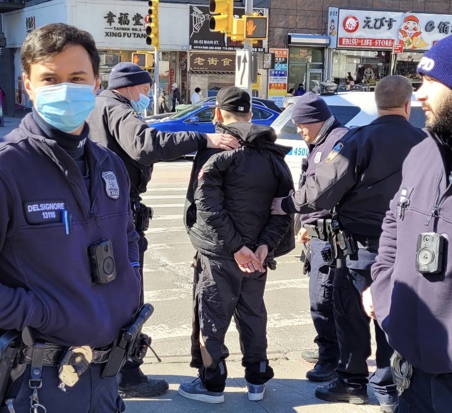 暴力襲擊法輪功真相點的32歲歹徒鄭步秋（Buqiu  Zheng，音譯），被紐約市警察局109分局警察逮捕。（法輪功學員提供）