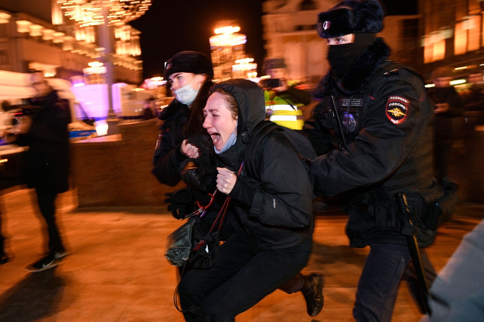  2022 年 2 月 24 日，在莫斯科抗議俄羅斯入侵烏克蘭期間，警察拘留了一名示威者。
