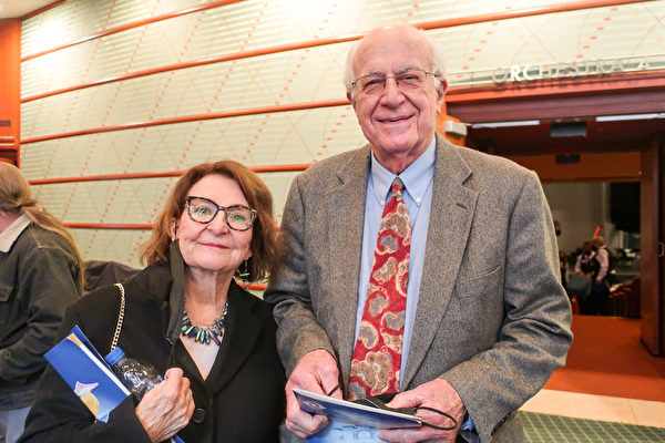 2022年2月27日，出版商兼作家Jerry Pottebaum與小說家Kathi Reed觀看了神韻國際藝術團在美國辛辛那提市阿羅諾夫藝術中心（Aronoff Center for the Arts）的第三場演出。（唐明鏡／大紀元）