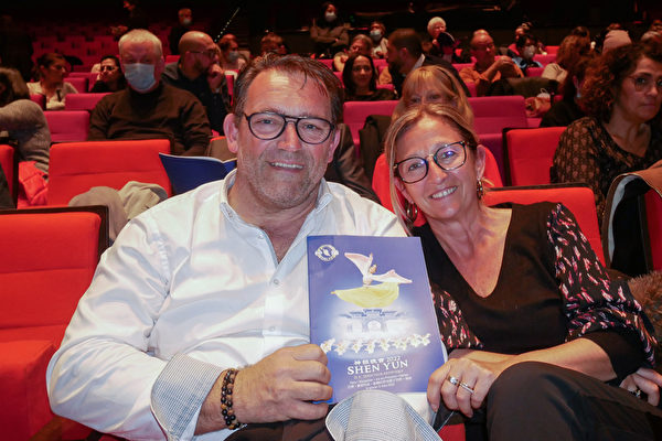 2022年3月1日晚，集團副董事總經理Frank Huéber和太太於巴黎國際會議中心觀看神韻演出。（張妮／大紀元）