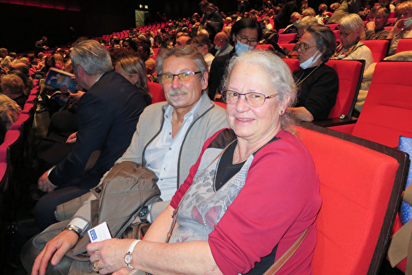 3月1日晚，畫家Martine Chavent和先生Gilles Chavent觀看了神韻環球藝術團在巴黎會議中心的演出。（盛明／大紀元）