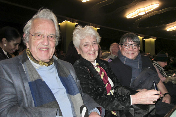2022年3月5日晚，意大利外交家Marco Pisa的夫人Virginia Pisa（中）和朋友們一同觀看了神韻世界藝術團今年在英國倫敦漢默史密斯阿波羅劇院（London Eventim Apollo）的第八場演出。（麥蕾／大紀元）